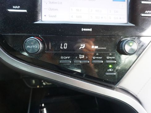 Used 2020 Toyota Camry SE FWD image 12