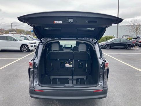 Used 2025 Toyota Sienna XLE w/ XLE Plus Package image 5