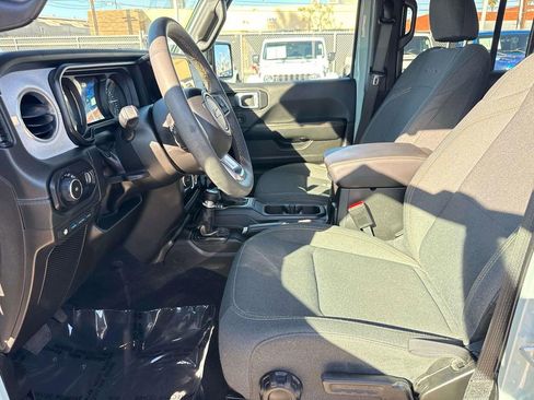 Used 2024 Jeep Wrangler Unlimited Sahara image 25