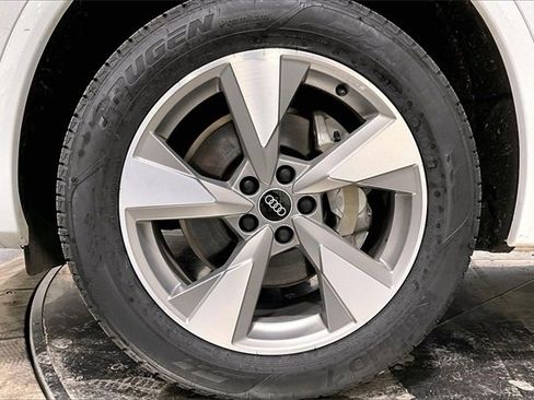 Used 2023 Audi Q5 2.0T Premium w/ Convenience Package image 8