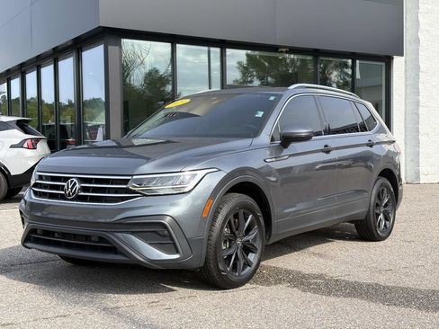 Used 2023 Volkswagen Tiguan SE w/ Panoramic Sunroof Package FWD image 9