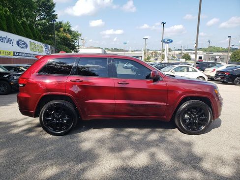 Used 2022 Jeep Grand Cherokee Laredo X AWD/4WD image 4