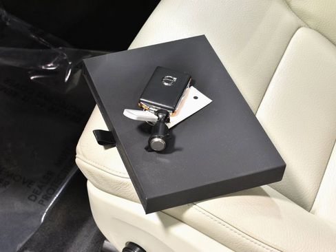 Used 2023 Volvo XC60 B5 Plus image 38