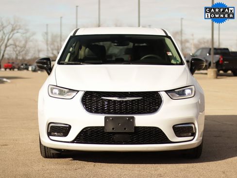 Used 2024 Chrysler Pacifica Touring-L image 2