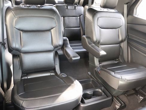 Used 2020 Ford Explorer XLT w/ Equipment Group 202A image 4