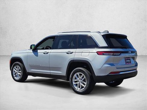 New 2025 Jeep Grand Cherokee Laredo image 9