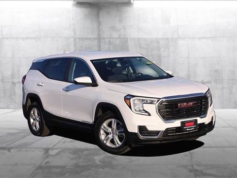 Used 2024 GMC Terrain SLE image 2