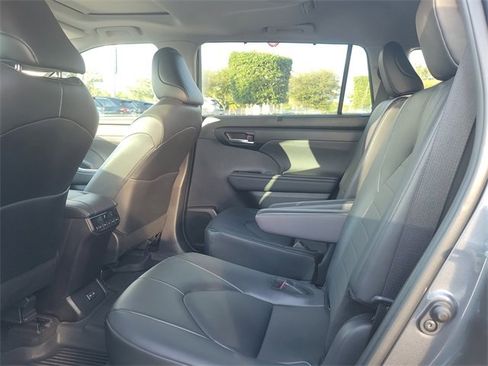 Used 2024 Toyota Highlander XLE image 13