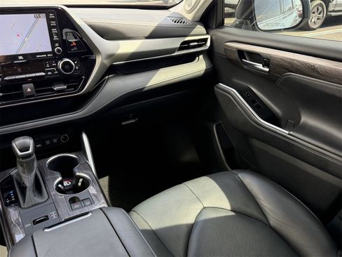 Used 2020 Toyota Highlander Limited image 15