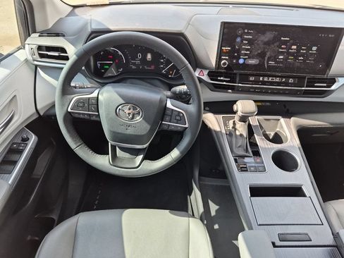 Certified 2025 Toyota Sienna XLE FWD image 14