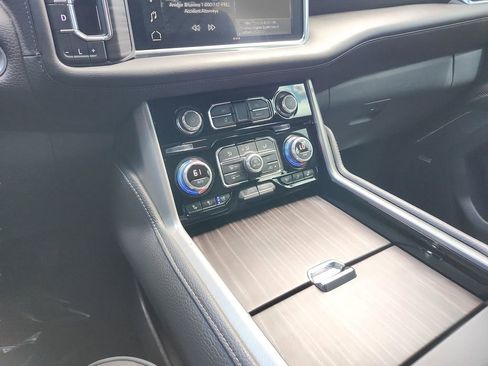 Used 2022 GMC Yukon XL Denali w/ Denali Premium Package image 29