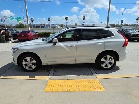 Used 2022 Volvo XC60 B5 Momentum image 7