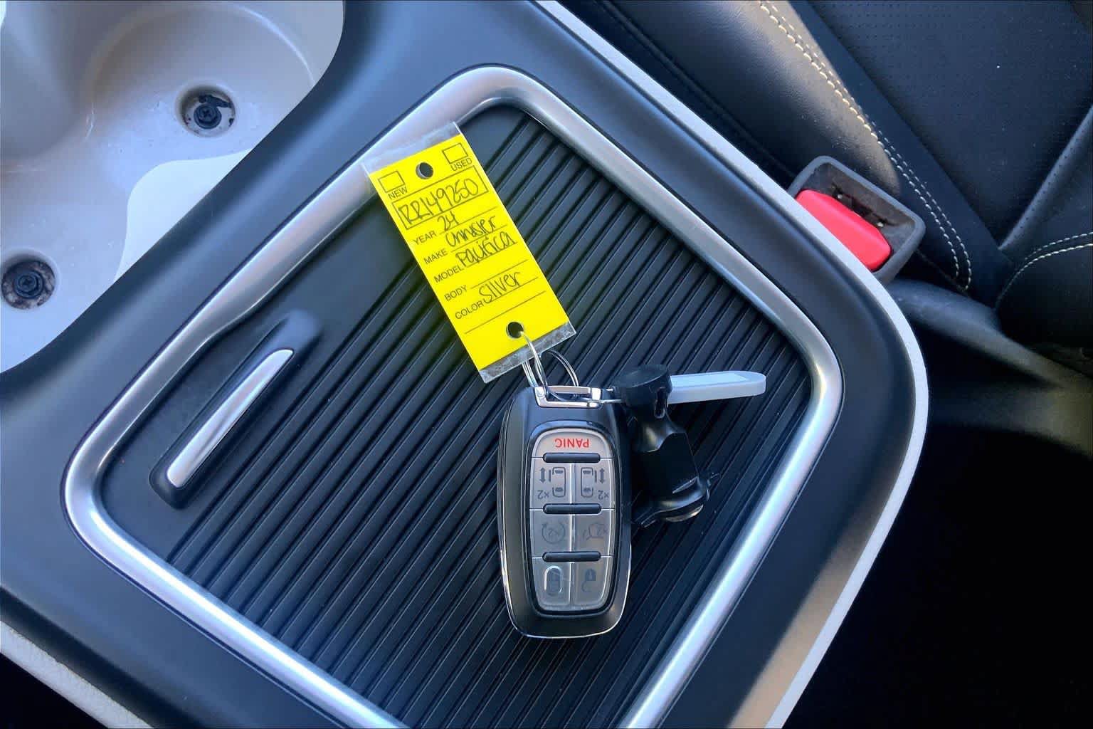 Used 2024 Chrysler Pacifica Touring-L FWD image 13