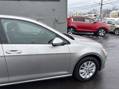 Used 2017 Volkswagen Golf S image 10