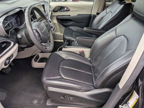 Used 2023 Chrysler Pacifica Touring-L FWD image 13
