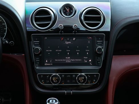 Used 2019 Bentley Bentayga image 36