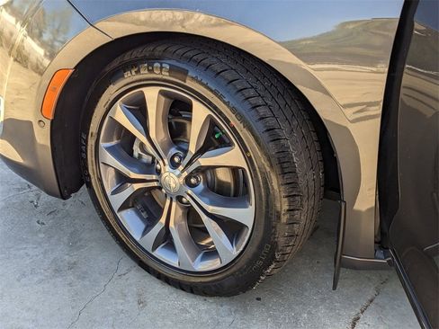 Used 2017 Chrysler Pacifica Limited image 40