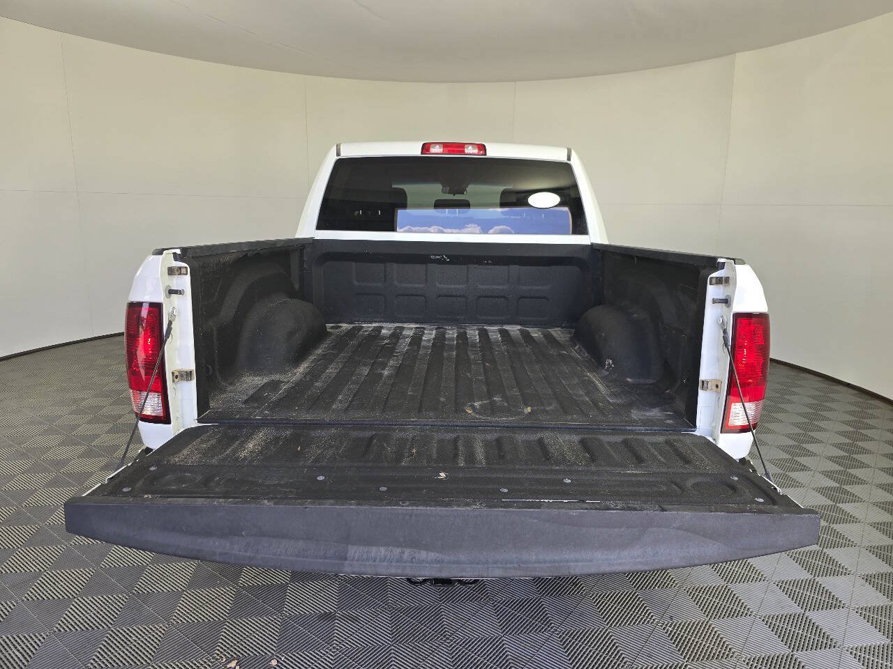 Used 2022 RAM 1500 Tradesman w/ Chrome Appearance Group AWD/4WD image 9