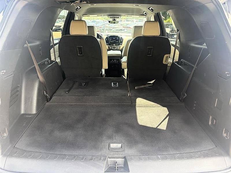 Used 2023 Chevrolet Traverse Premier FWD image 11