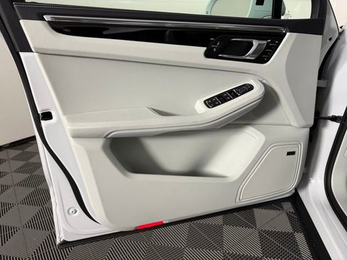 Certified 2025 Porsche Macan image 24