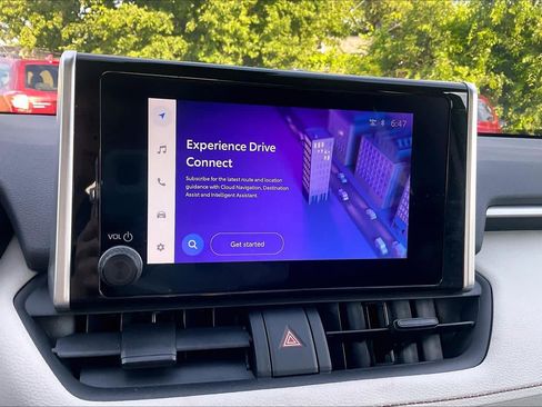 Used 2025 Toyota RAV4 XLE FWD image 31
