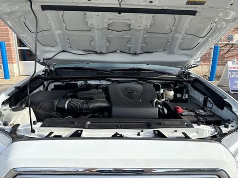 Used 2019 Toyota Tacoma Limited image 32