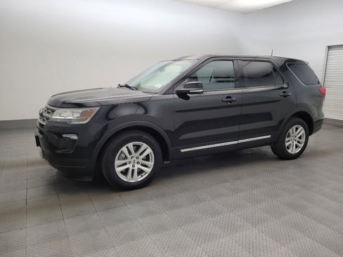 Used 2018 Ford Explorer XLT w/ Equipment Group 201A FWD image 2