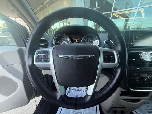 Used 2016 Chrysler Town & Country Touring w/ Driver Convenience Group image 23