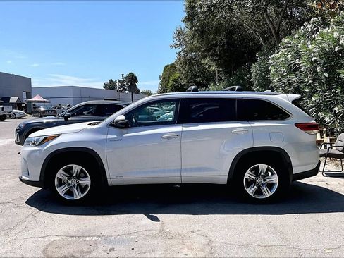 Used 2019 Toyota Highlander Limited w/ Carpet Mat Package (TMS) AWD/4WD image 7
