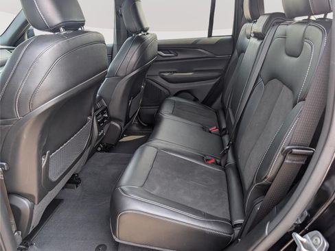 Used 2023 Jeep Grand Cherokee Altitude AWD/4WD image 14