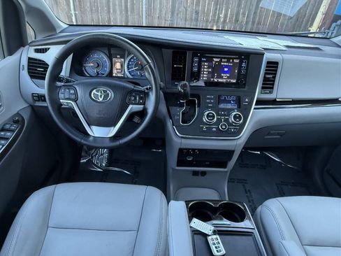 Used 2015 Toyota Sienna XLE Premium FWD image 6