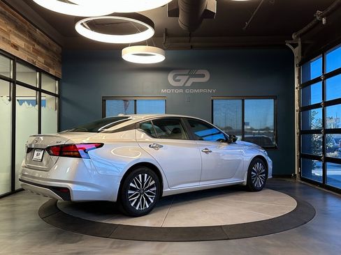 Used 2024 Nissan Altima 2.5 SV image 3