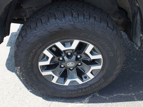 Used 2020 Toyota Tacoma TRD Off-Road AWD/4WD image 18