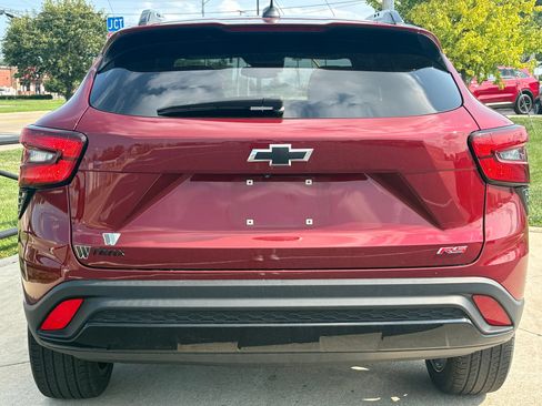Used 2024 Chevrolet Trax RS w/ Sunroof Package FWD image 6