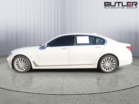 Used 2018 BMW 740i image 3