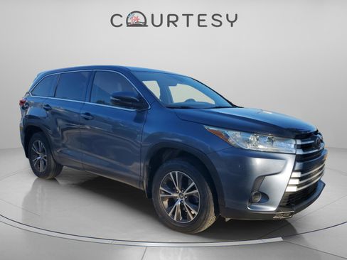 Used 2019 Toyota Highlander LE image 5