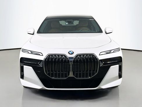 Used 2025 BMW 740i xDrive AWD/4WD image 2