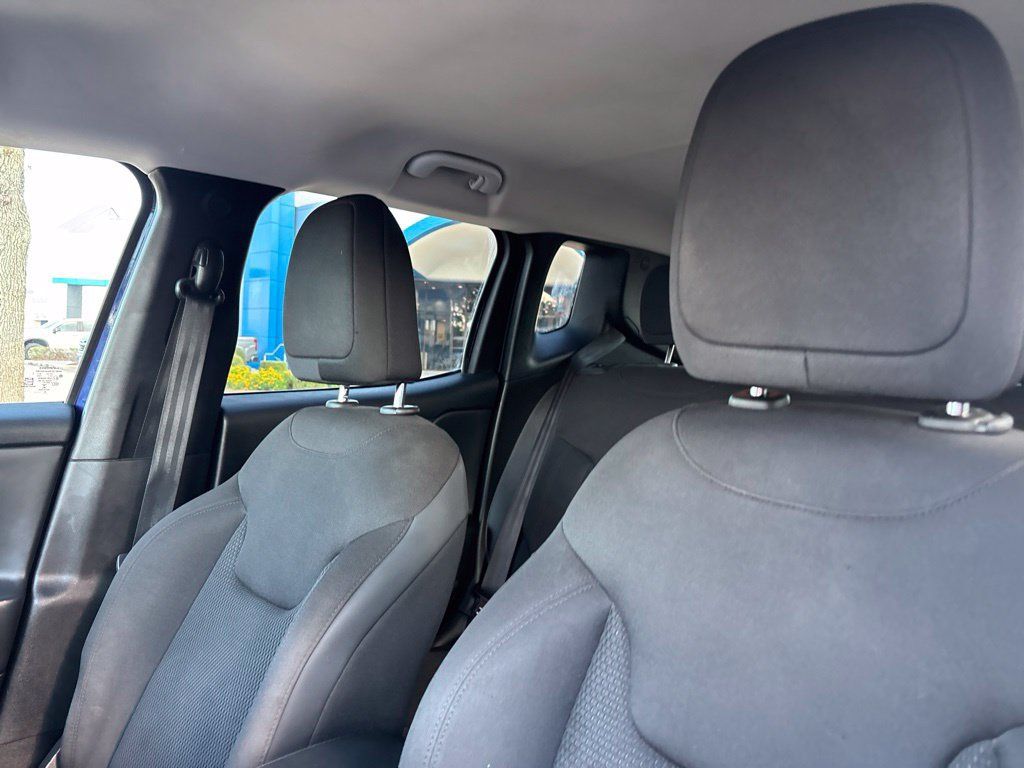 Used 2020 Jeep Renegade Altitude FWD image 12