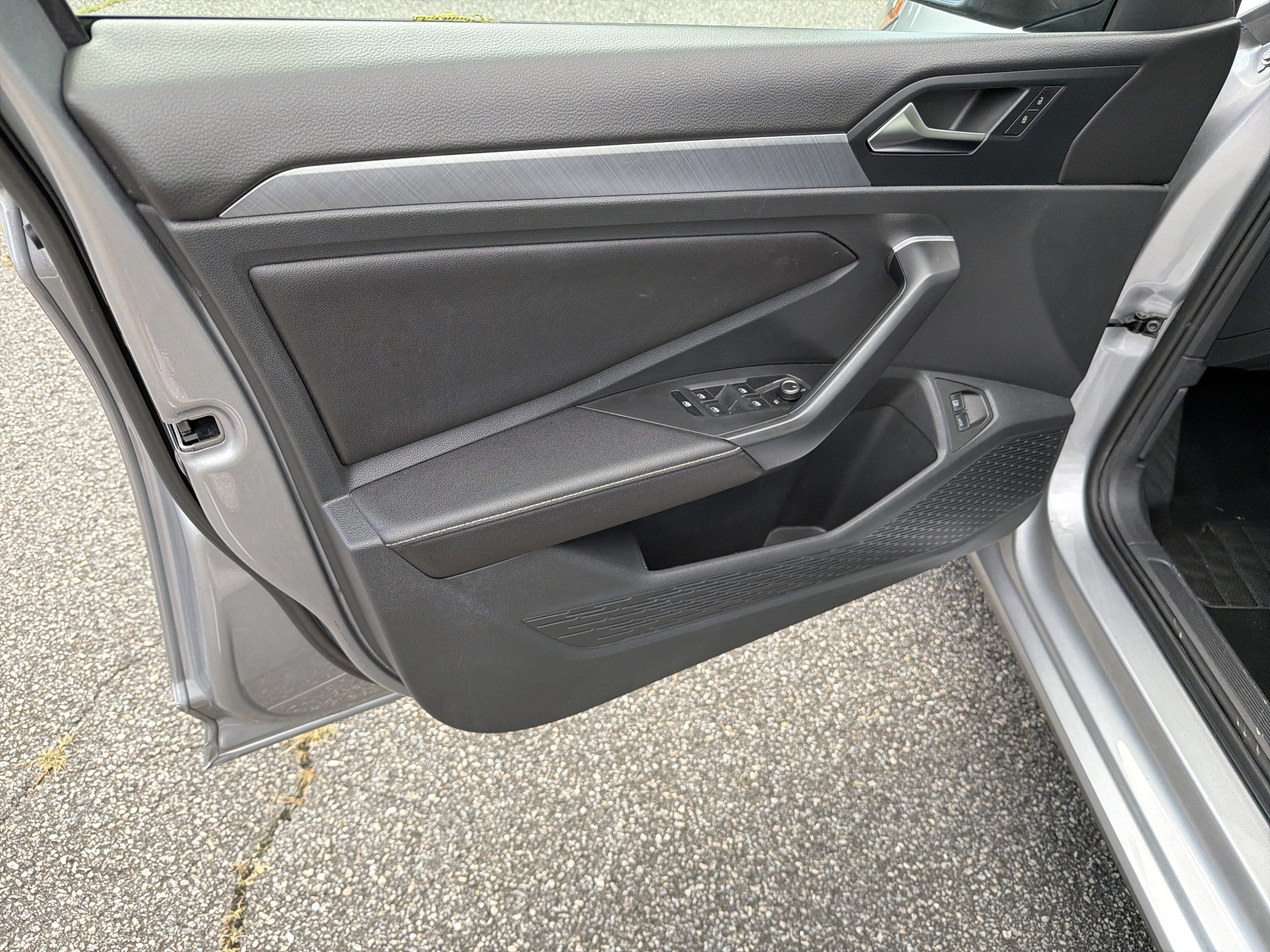 Used 2024 Volkswagen Jetta SE FWD image 10
