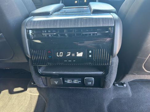 Used 2024 Jeep Wagoneer Series II w/ Flexible Seating Group RWD image 34