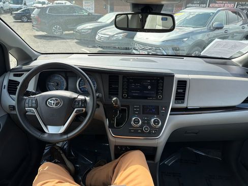 Used 2019 Toyota Sienna XLE image 15