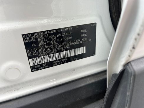 Used 2025 Toyota RAV4 LE AWD/4WD image 32