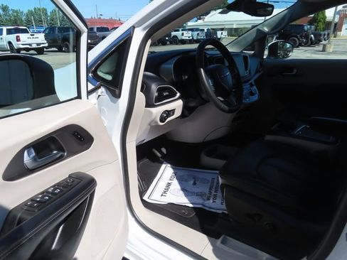 Used 2023 Chrysler Pacifica Touring-L FWD image 16