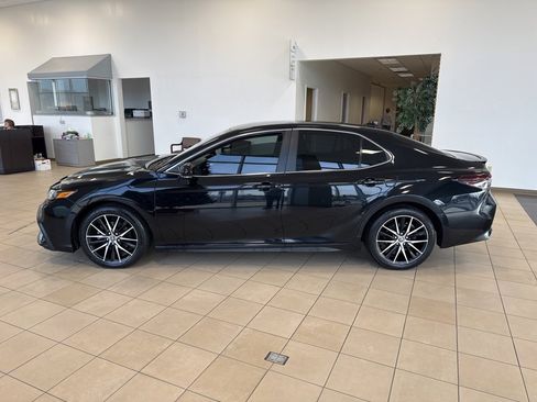 Used 2022 Toyota Camry SE image 2