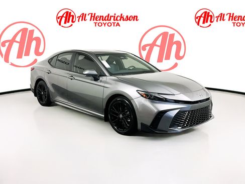 Used 2025 Toyota Camry SE image 1