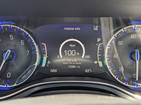 Used 2025 Chrysler Pacifica Limited FWD image 11