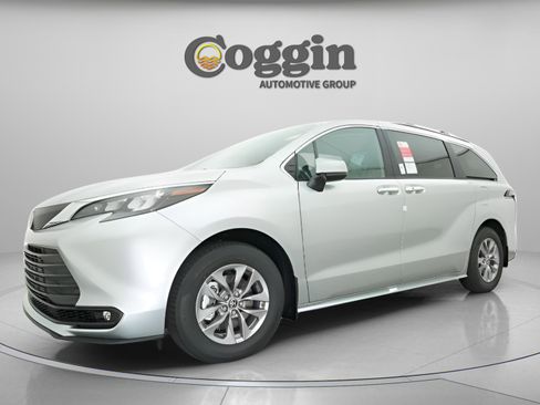 New 2025 Toyota Sienna XLE image 2