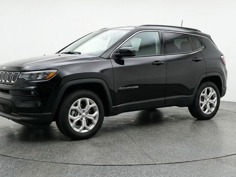 Used 2025 Jeep Compass Latitude image 3