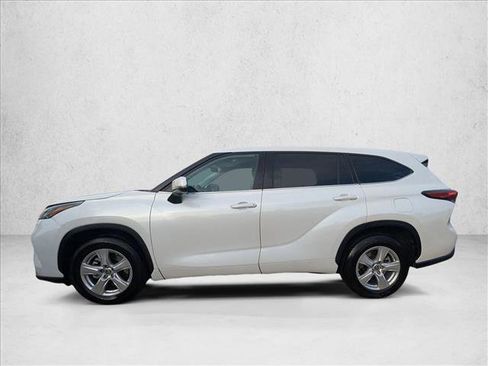 Used 2022 Toyota Highlander LE image 8