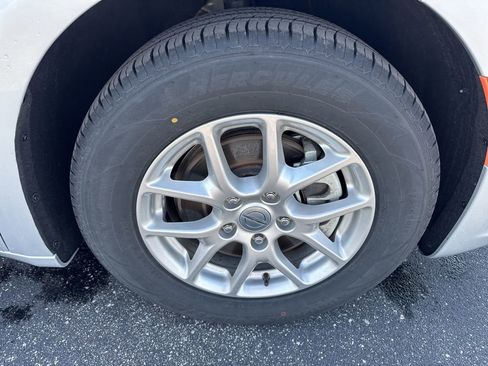 Used 2024 Chrysler Pacifica Touring-L image 18